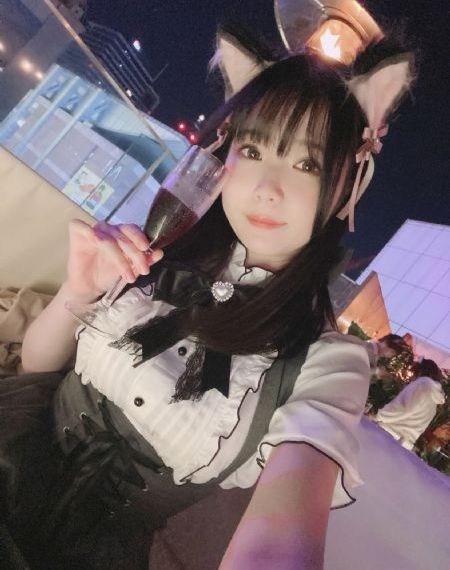 伸进同桌奶罩里摸她胸作文